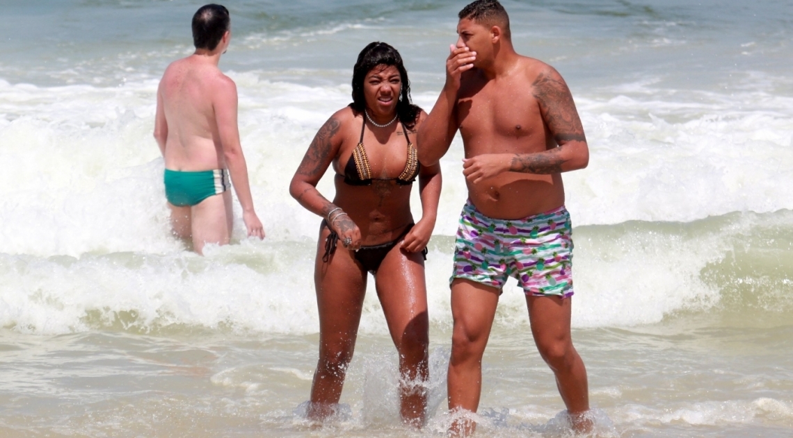 Ludmilla curte dia de sol na Praia de Copacabana