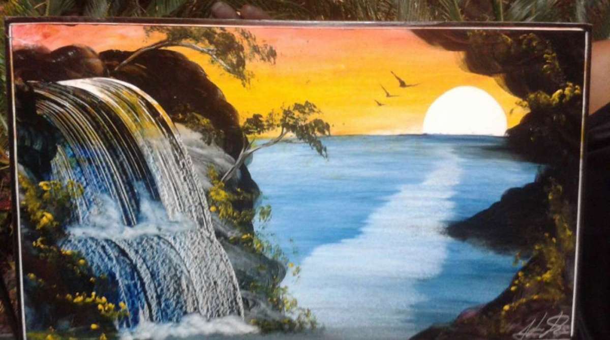 Edson Leal, artista plástico de Belford Roxo, pinta azulejos com os dedos. Ele será instrutor na Feira Rio Artes Manuais 