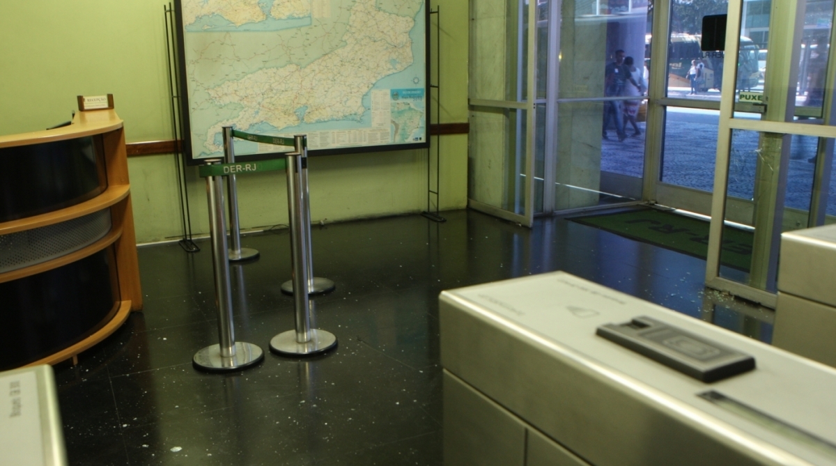 Bandidos roubaram uma loja da Claro,Na Avenida Presidente Vargas.Na fuga houve confronto e o inspetor da Real Auto Ônibus foi baleado e a acabou morto. Uma passageira que estava no ponto de ônibus também foi ferida, além de um segurança da loja roubada.