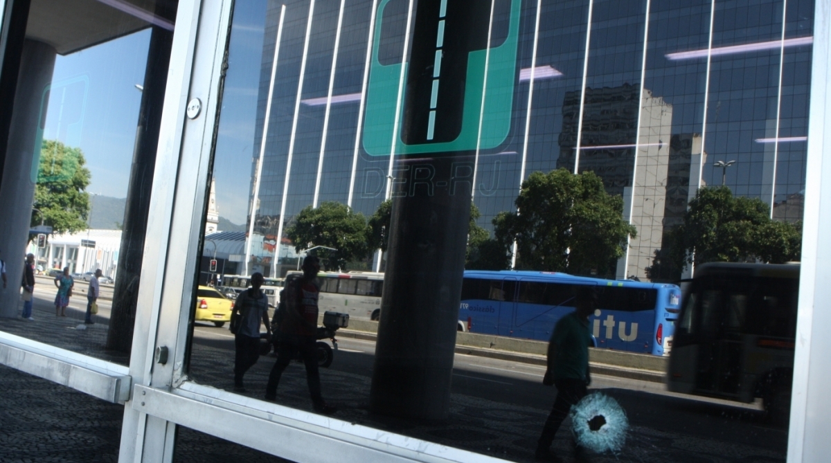 Na foto, prédio do Departamento de Estradas de Rodagem (DER) atingido por disparos durante tiroteio na Avenida Presidente Vargas - Estefan Radovicz / Agência O Dia