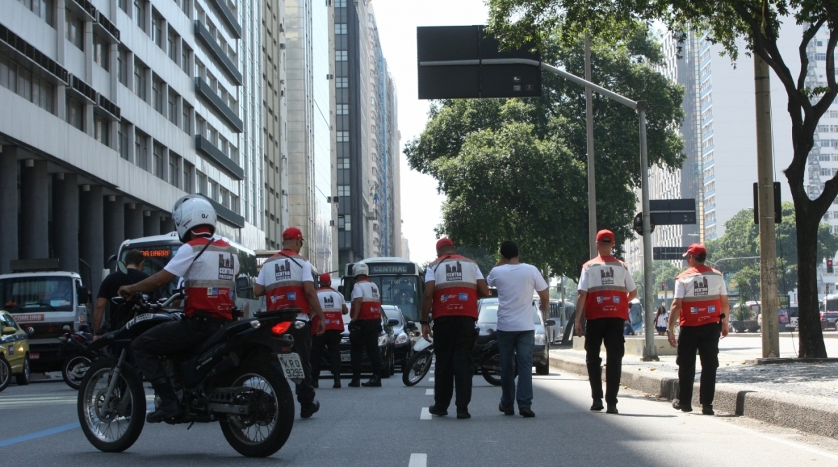 Bandidos roubaram uma loja da Claro,Na Avenida Presidente Vargas.Na fuga houve confronto e o inspetor da Real Auto Ônibus foi baleado e a acabou morto. Uma passageira que estava no ponto de ônibus também foi ferida, além de um segurança da loja roubada.