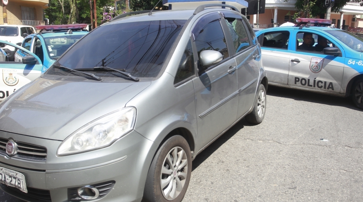 2018-03-19 - Um homem foi atingido na cabe&ccedil;a por uma bala perdida durante uma troca de tiros entre policiais e bandidos na Rua do Bispo, no Rio Comprido, na Zona Norte. Ant&ocirc;nio Carlos da Rocha Pinto, de 50 anos, foi socorrido e levado para o Hospital Casa de Portugal, que fica pr&oacute;ximo ao local do tiroteio. Foto de Ma&iacute;ra Coelho / Ag&ecirc;ncia O Dia - Pol&iacute;cia,  Assalto, Crime, Seguran&ccedil;a,