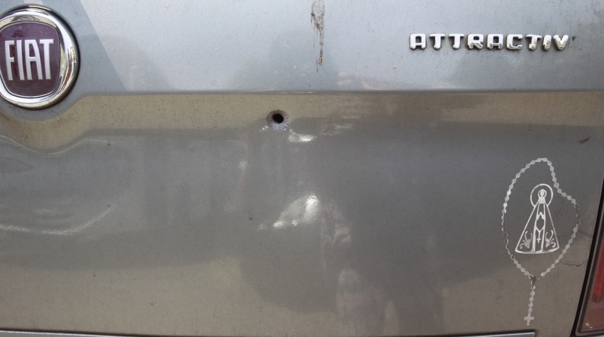 2018-03-19 - Um homem foi atingido na cabe&ccedil;a por uma bala perdida durante uma troca de tiros entre policiais e bandidos na Rua do Bispo, no Rio Comprido, na Zona Norte. Ant&ocirc;nio Carlos da Rocha Pinto, de 50 anos, foi socorrido e levado para o Hospital Casa de Portugal, que fica pr&oacute;ximo ao local do tiroteio. Foto de Ma&iacute;ra Coelho / Ag&ecirc;ncia O Dia - Pol&iacute;cia,  Assalto, Crime, Seguran&ccedil;a,