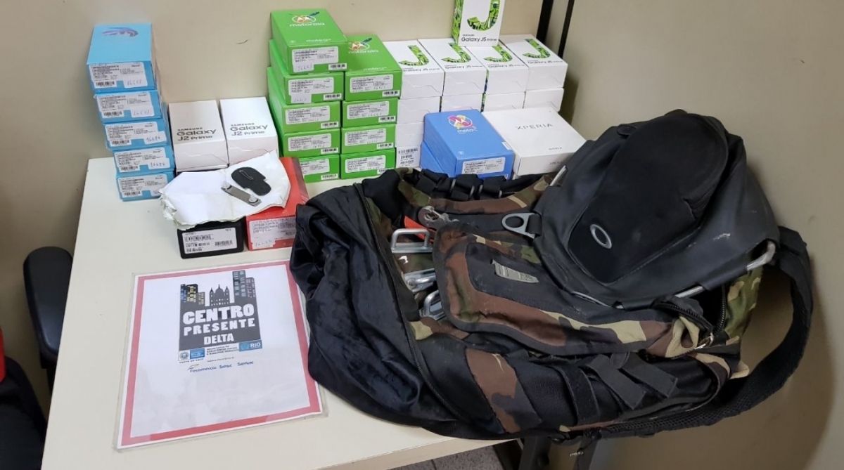 Bolsa com os celulares roubados da loja da Claro caiu na fuga dos bandidos
