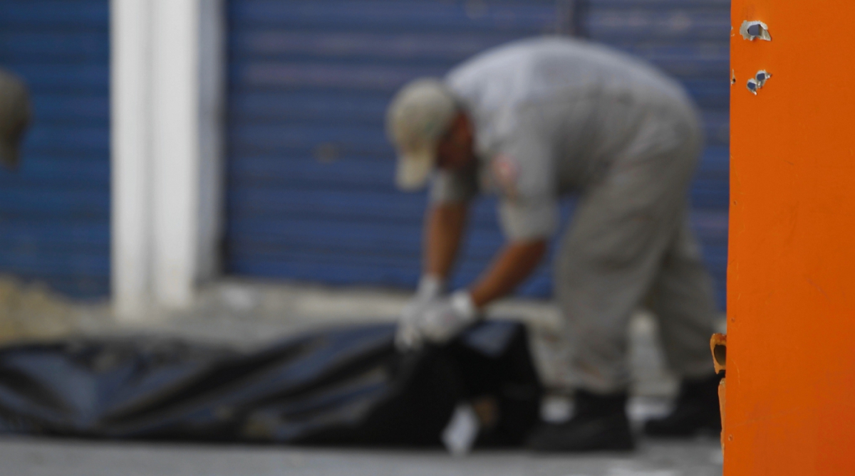 Tiroteio entre Policia e bandidos no Engenho de Dentro deixa dois bandidos mortos ,dois policiais feridos e muitas marcas de balas nas paredes na Rua Piaui Zona Norte do Rio, Foto  Severino  Silva Agencia O Dia