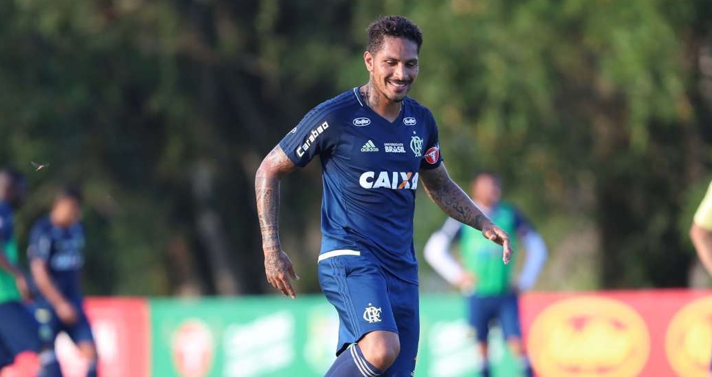 Guerrero reencontrou a bola no Ninho do Urubu e teve contato com os companheiros, como Dourado