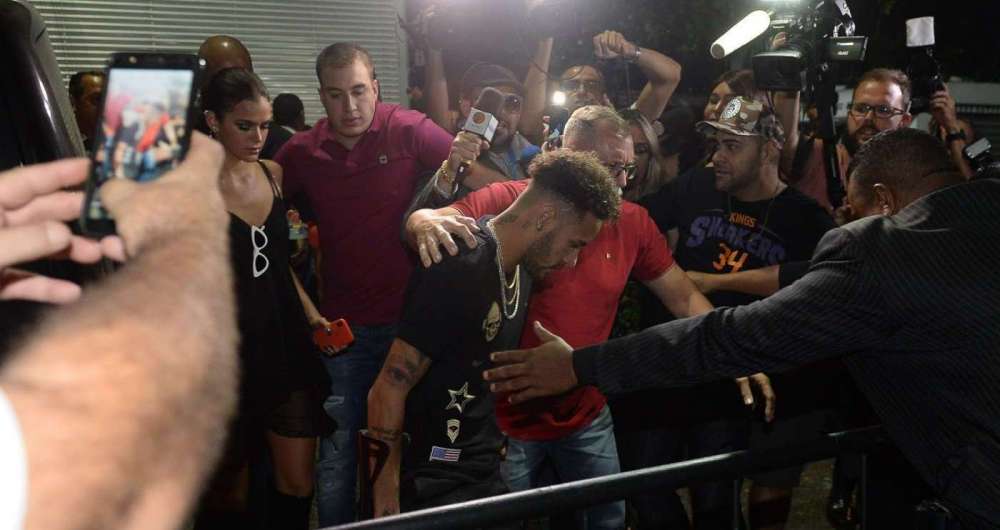 Neymar chega � festa de Rafaella Santos