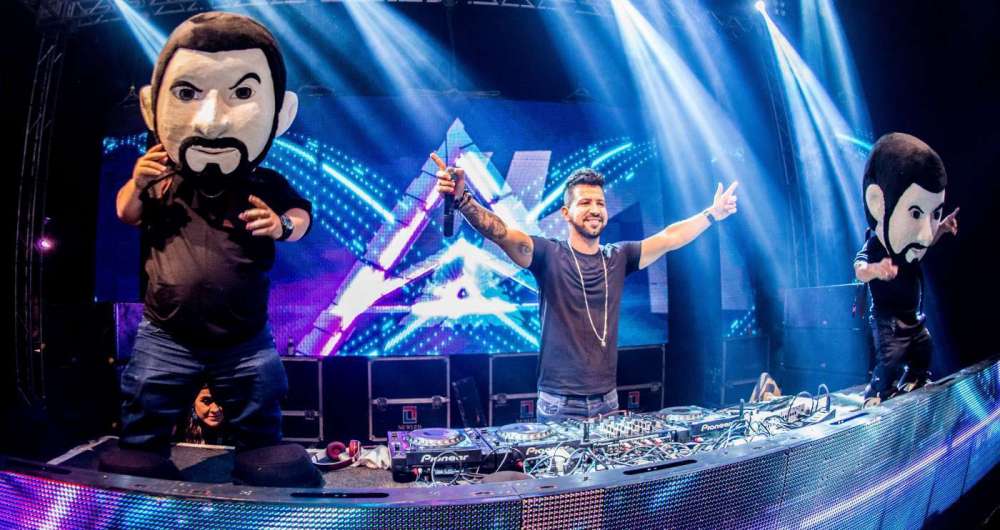 Dennis DJ, que vai subir ao palco na mesma noite de Thiago Brava, em 2 de junho, promete n�o deixar ningu�m parado em Paty do Alferes