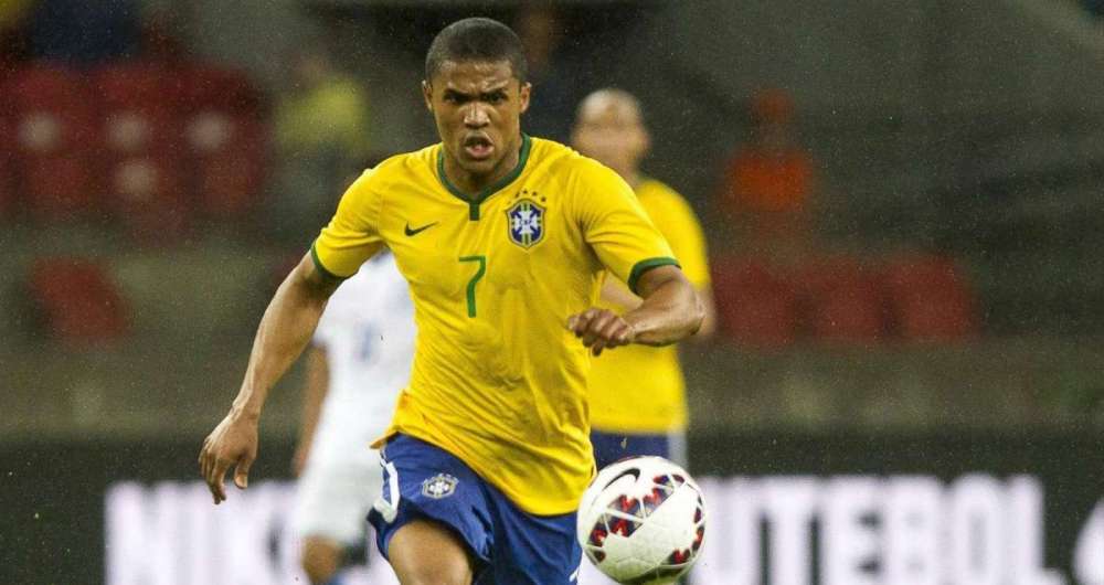 Douglas Costa � o cotado para substituir Neymar