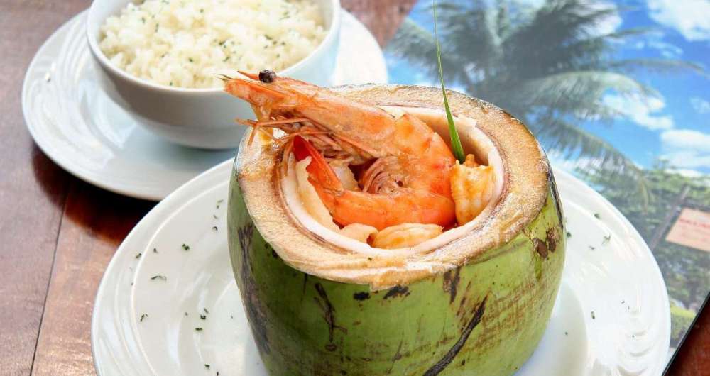 Camaro ao molho de tomate e citronela, servido no coco 