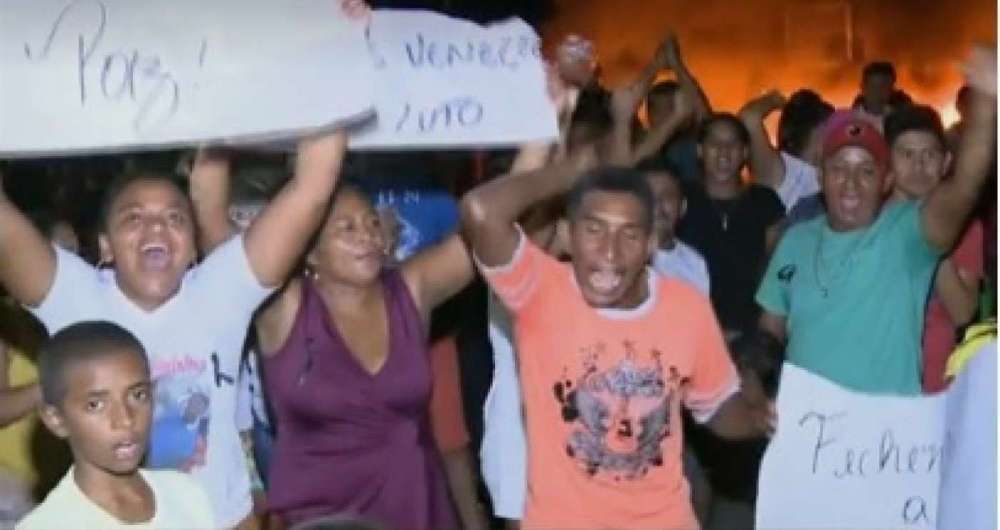 Manifestantes queimam pneus em rodovia depois que brasileiro foi morto em briga de bar envolvendo venezuelanos.