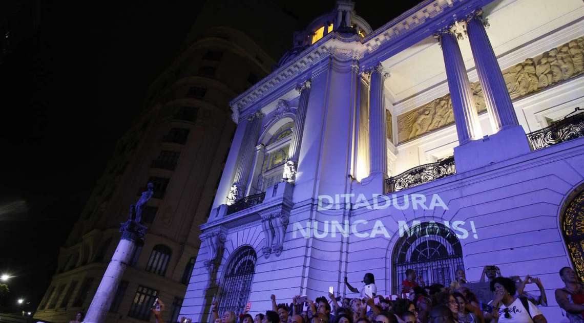 Manifestação reúne milhares de pessoas em protesto contra a morte da vereadora Marielle Franco