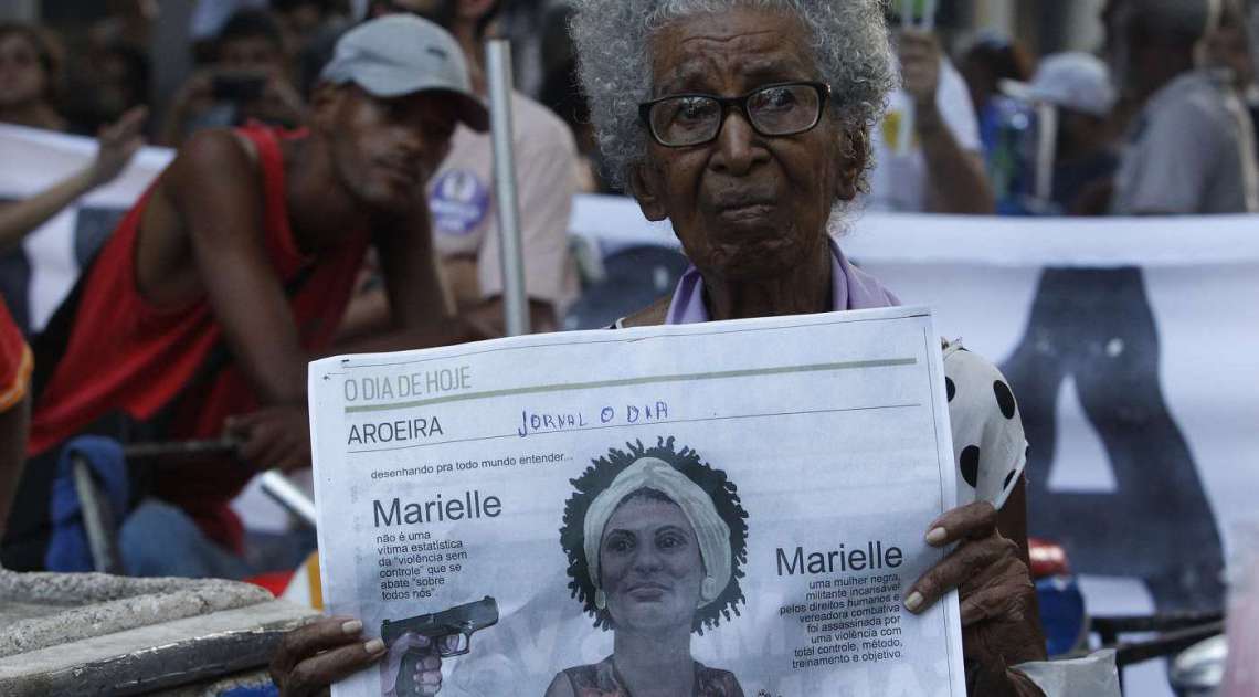  Dona Santinha, 93 anos, que ganhou as redes sociais após ato pela morte de vereadora