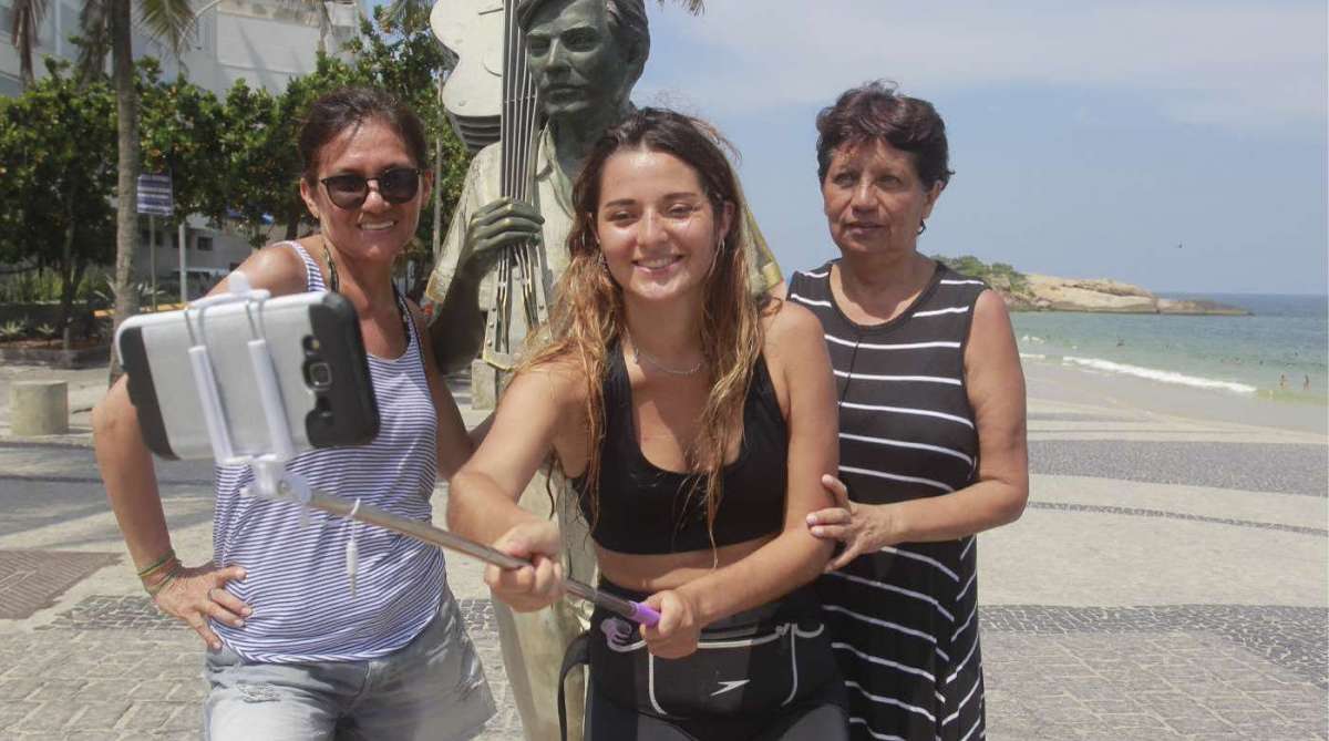 20/03/18- Ultimo dia do Verão e o primeiro dia do outono. Praia do Arpoador. Na Foto: Gleice Gallagher e Dermot Gallagher. Foto de Maíra Coelho / Agência O Dia. Cidade, Praia, Clima, Tempo, Paisagem, Cartão Postal