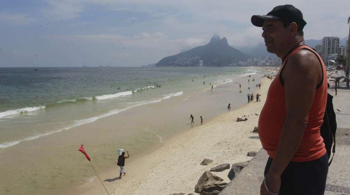 20/03/18- Ultimo dia do Verão e o primeiro dia do outono. Praia do Arpoador. Na Foto: Gleice Gallagher e Dermot Gallagher. Foto de Maíra Coelho / Agência O Dia. Cidade, Praia, Clima, Tempo, Paisagem, Cartão Postal