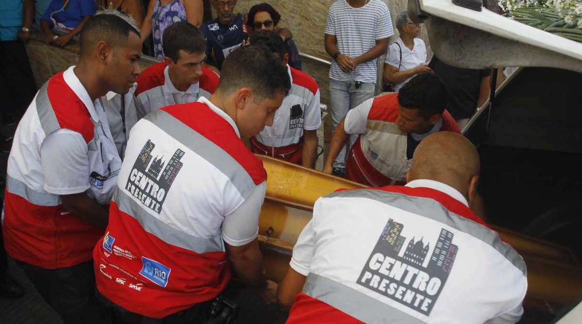 Agentes do Centro Presente foram ao vel&oacute;rio da v&iacute;tima prestar homenagem - Severino Silva