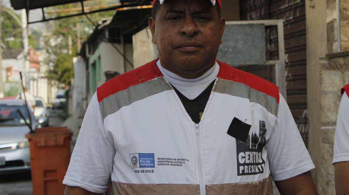 Vel&oacute;rio de Luiz Carlos Carreira Vieira Vitima de bala perdida onte na Central do Brasil durante um persegui&ccedil;&atilde;o ao bandidos que tentaram assaltar uma uma loja de telefones. Durante o vel&oacute;rio Equipes do Centro Presente que prestaram os Primeiros Socorros estiveram presente levando coroa de flores em homenagem, Foto  Severino  Silva Agencia O Dia
