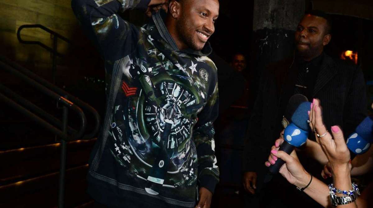 Neymar chega à festa de Rafaella Santos