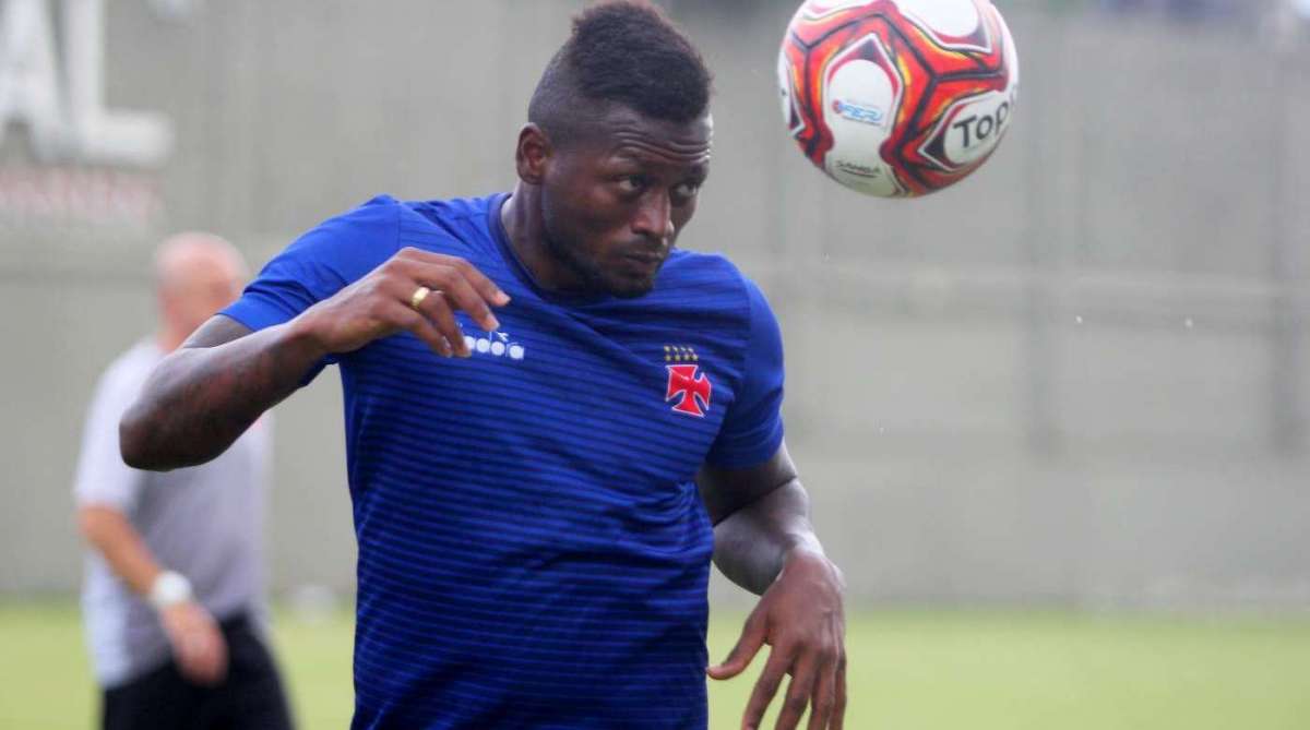 Riascos é a esperança de gol do Vasco no clássico