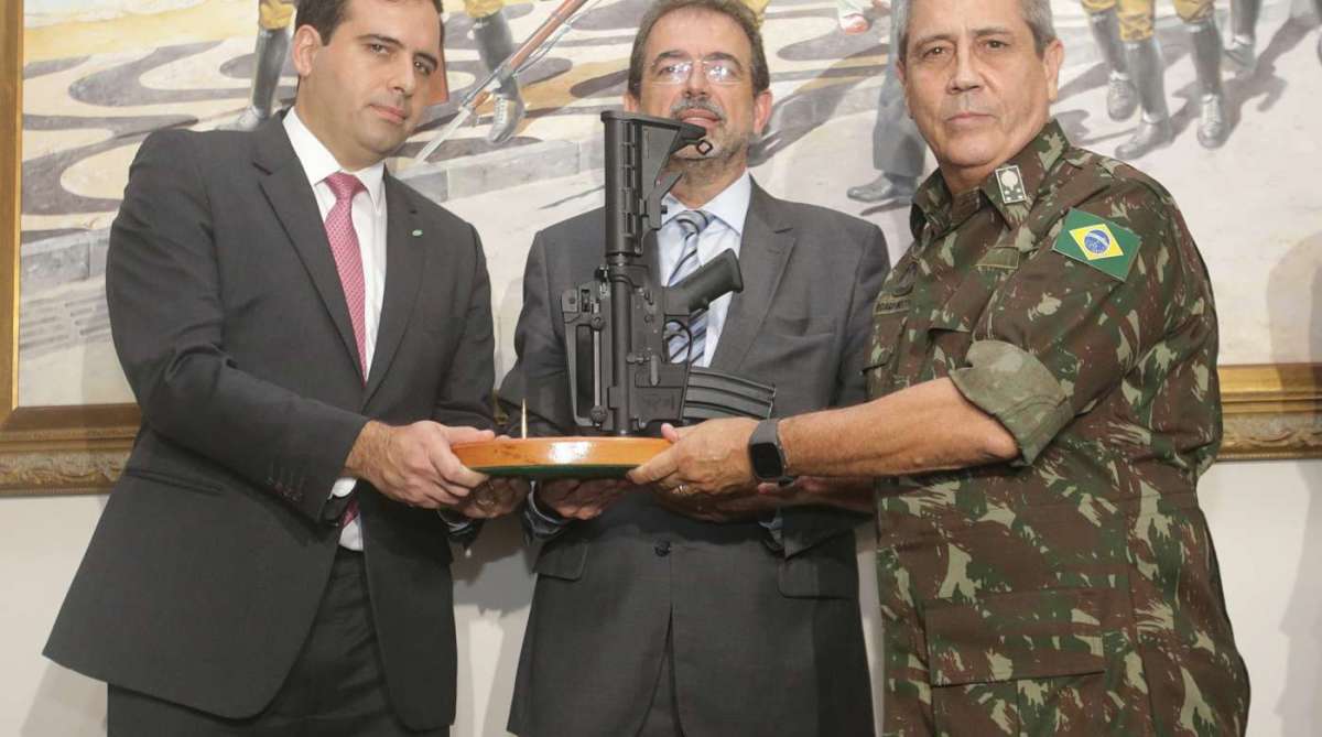Rio recebe doações de fuzis e munições. Doações são das empresas Forjas Taurus e CBC (Companhia Brasileira de Cartuchos) e serão entregues pelo Gabinete de Intervenção Federal à Secretaria de Estado de Segurança e à Secretaria de Estado de Administração Penitenciária (Seap). A cerimônia de entrega do armamento aconteceu na tarde de hoje no Forte de Copacabana, na Zona Sul, e contou com a presença do interventor federal na Segurança Pública do Estado do Rio, General Braga Netto. FOto: Daniel Castelo Branco / Agência O Dia