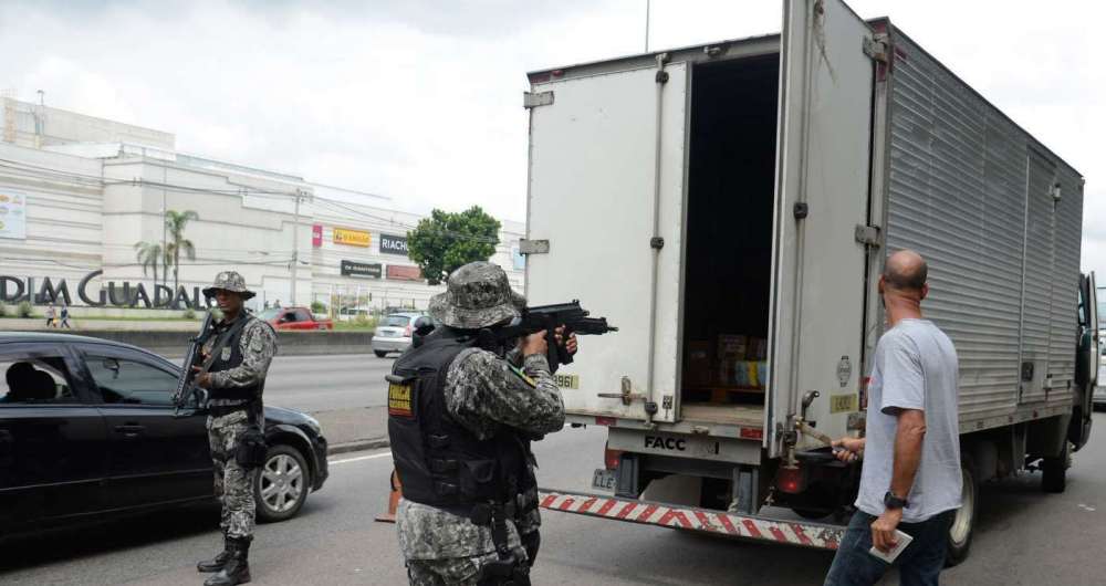 Fora Nacional em ao contra roubo de cargas, ontem, na Avenida Brasil. Operaes envolveram militares, polcias estaduais e Rodoviria Federal