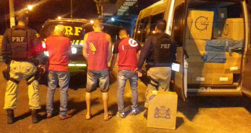 Tr�s homens foram flagrados em Campos com 72,5 mil ma�os de cigarros contrabandeados