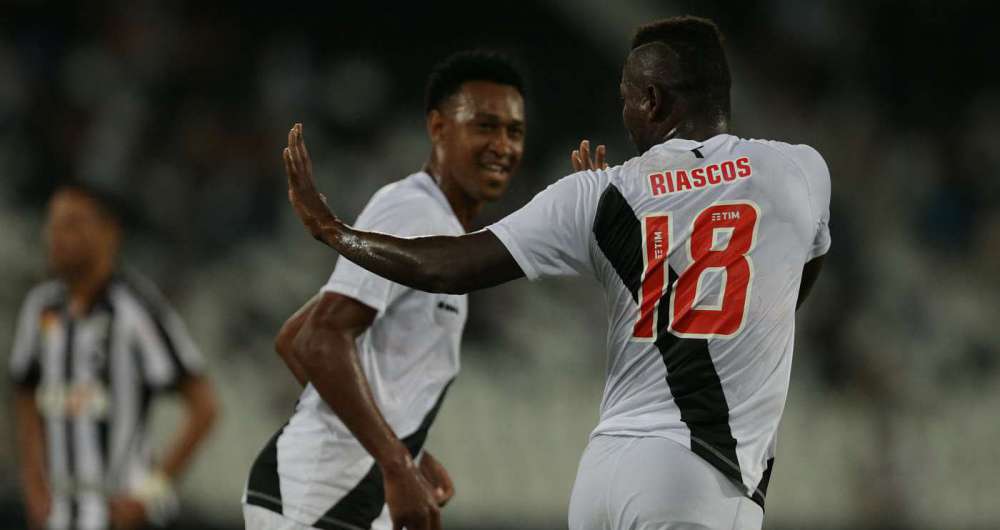 Ap�s cabecear para marcar o segundo gol do Vasco, Riascos n�o comemora diante do sorridente Fabricio