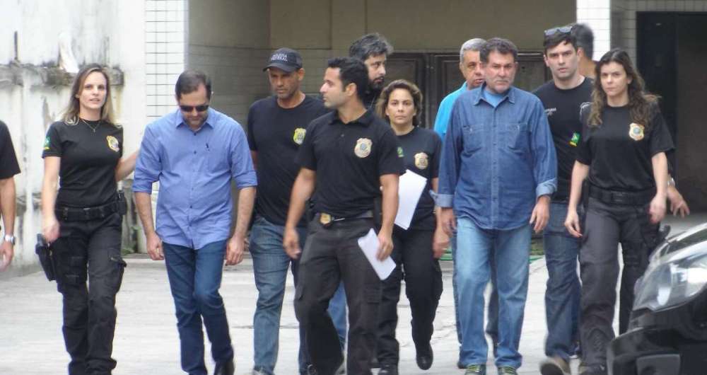 O presidente licenciado da Assembleia Legislativa do Estado do Rio de Janeiro, Jorge Picciani, e os deputados estaduais Paulo Melo e Edson Albertassi, todos do PMDB, já se entregaram na Superintendência da Polícia Federal na capital fluminense. Os três parlamentares deixaram a Superintendência da PF a caminho do Instituto Médico Legal, nesta terça(21).