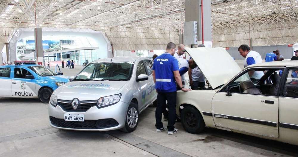 Detran Presente Maca� identificou problemas em ve�culo antigo, que pode ser at� mesmo roubado