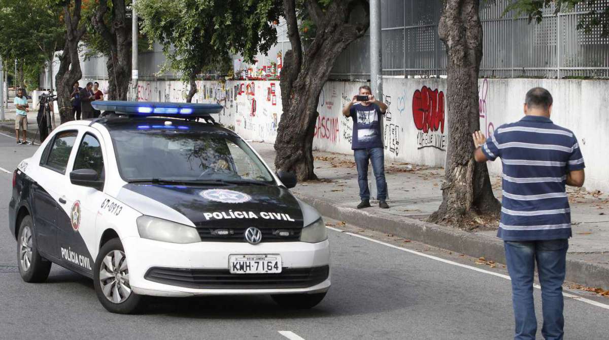 3-21-8--20 - Policiais da DH - Delegacia de Homicídios da Capital vão aos locais onde esteve a vereadora Marielle Franco (do PSOL), antes de ser assassinada a tiros, em busca de informações sobre o crime. Na imagem, os agentes observam o local do atentado, no Estácio, onde os assassinos da parlamentar executaram o crime. Foto de Alexandre Brum / Agência O Dia - CIDADE RIO DE JANEIRO POLICIA CRIME VIOLÊNCIA MULHER PARLAMENTAR CÂMARA VEREADORES MUNIC?.PIO