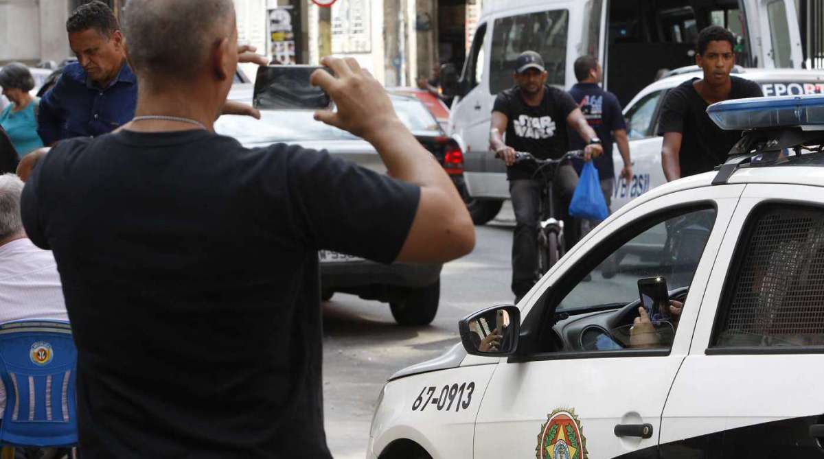 2018-03-21 - Policiais da DH - Delegacia de Homic&iacute;dios da Capital v&atilde;o aos locais onde esteve a vereadora Marielle Franco (do PSOL), antes de ser assassinada a tiros, em busca de informa&ccedil;&otilde;es sobre o crime. Na imagem, os agentes na Rua dos Inv&aacute;lidos, no Centro do Rio, onde os supostos assassinos da parlamentar estavam momentos antes do crime. Foto de Alexandre Brum / Ag&ecirc;ncia O Dia - CIDADE RIO DE JANEIRO POLICIA CRIME VIOL&Ecirc;NCIA MULHER PARLAMENTAR C&Acirc;MARA VEREADORES MUNIC?.PIO