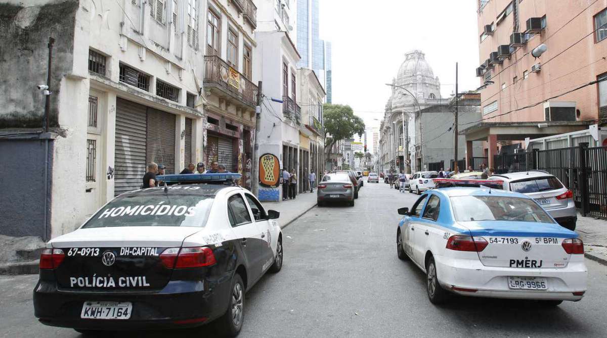 3-21-8--20 - Policiais da DH - Delegacia de Homic&iacute;dios da Capital v&atilde;o aos locais onde esteve a vereadora Marielle Franco (do PSOL), antes de ser assassinada a tiros, em busca de informa&ccedil;&otilde;es sobre o crime. Na imagem, os agentes na Rua dos Inv&aacute;lidos, no Centro do Rio, onde os supostos assassinos da parlamentar estavam momentos antes do crime. Foto de Alexandre Brum / Ag&ecirc;ncia O Dia - CIDADE RIO DE JANEIRO POLICIA CRIME VIOL&Ecirc;NCIA MULHER PARLAMENTAR C&Acirc;MARA VEREADORES MUNIC?.PIO