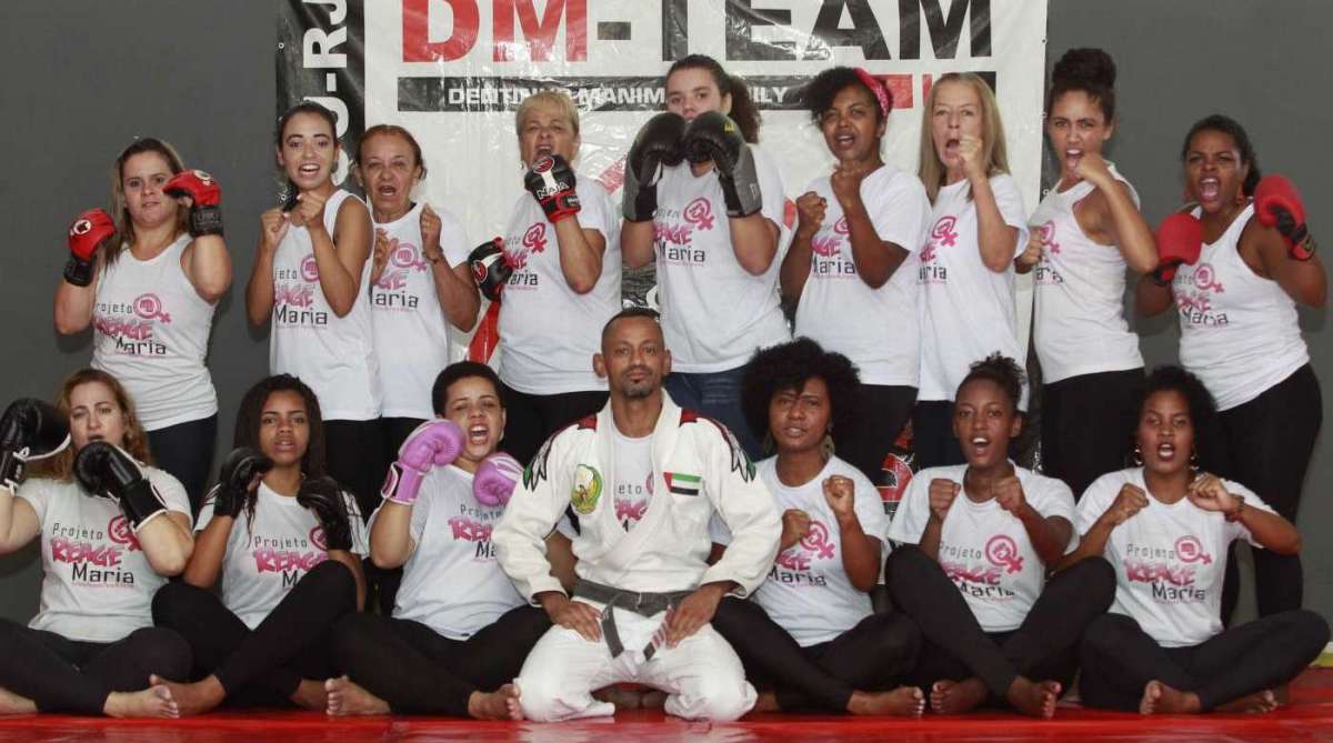 21/03/18- Baixada-  Reage Maria é um projeto de defesa pessoal que ajuda as mulheres vitimas de violência. Ele foi criado pelo mestre de artes marciais, Carlos dos Santos, o Dentinho. Bairro Austin. Foto de Maíra Coelho / Agência O Dia. Cidade, Baixada, Luta, Golpe, Defesa, Mulheres, Violência,