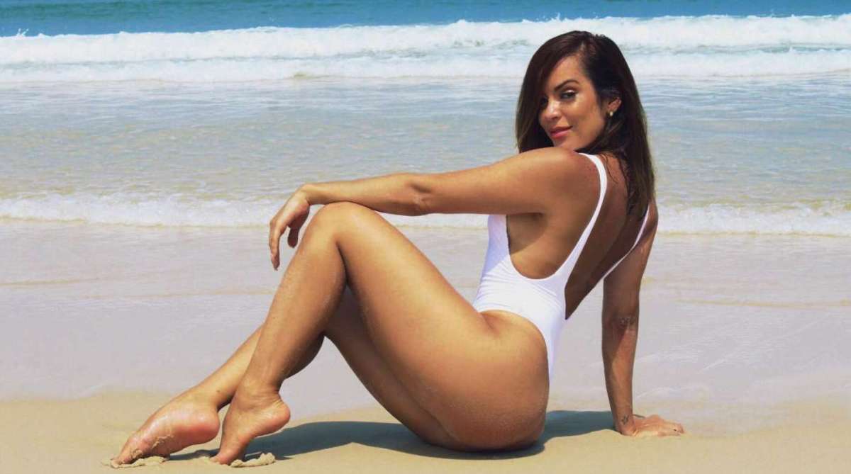 Denise Dias posa para campanha de moda praia