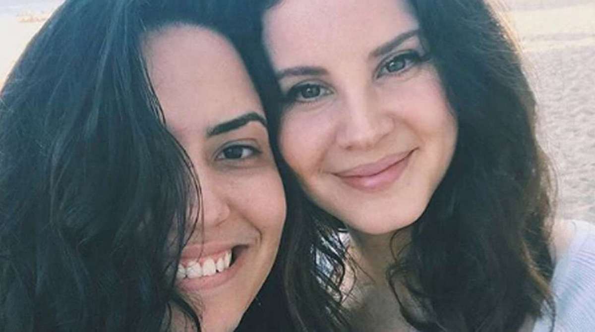 Lana Del Rey posa com f&atilde;s na Praia do Leblon