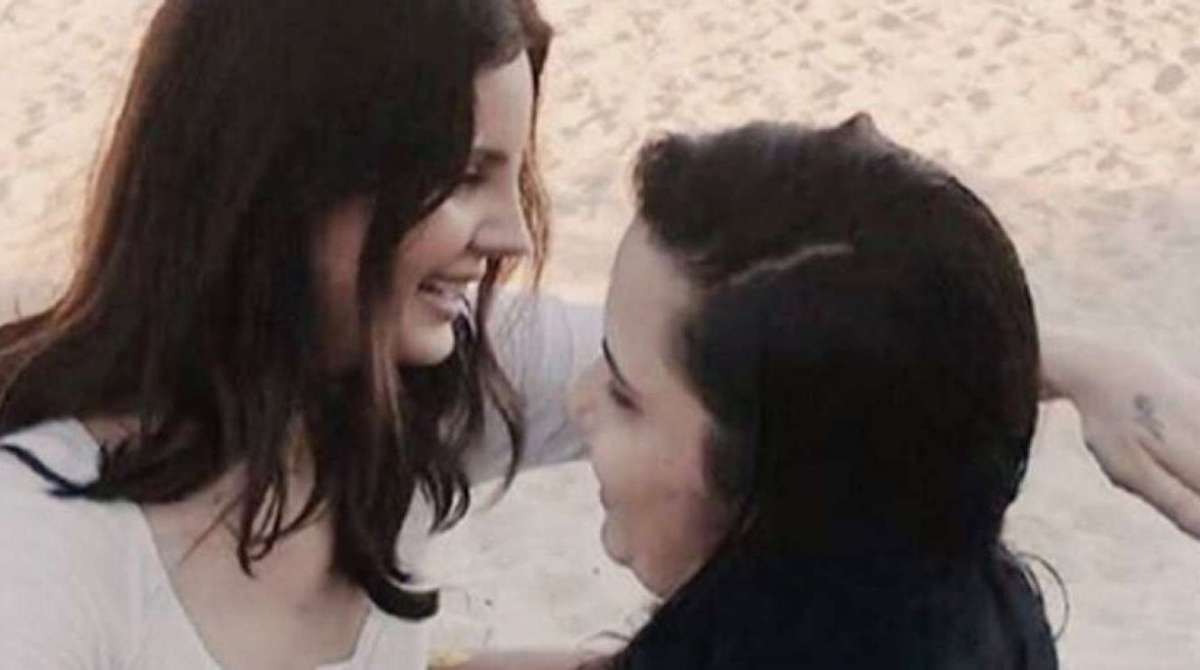 Lana Del Rey posa com f&atilde;s na Praia do Leblon