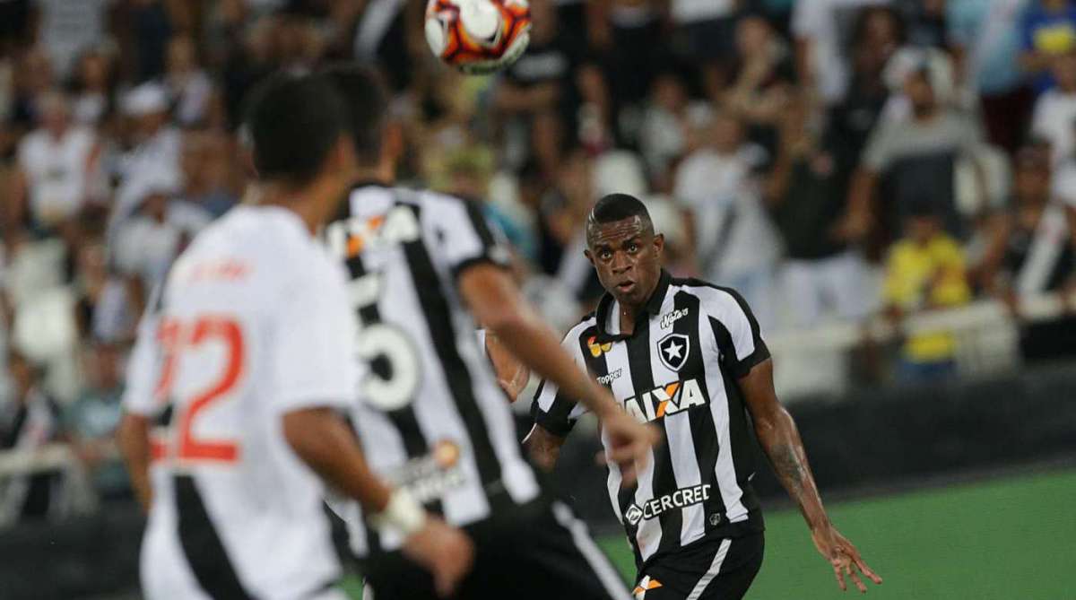 Semi-final Campeonato Carioca 2018 - VASCO x BOTAFOGO - As equipes decidem nesta quarta-feira, quem avan&ccedil;a para a decis&atilde;o da Ta&ccedil;a Rio. O jogo ser&aacute; realizado no Est&aacute;dio Engenh&atilde;o, zona norte do Rio de Janeiro. Foto: Daniel Castelo Branco / Ag&ecirc;ncia O DIA  -  VASCO: Gabriel F&eacute;lix; Yago Pikachu, Paul&atilde;o, Frikson Erazo e Henrique; Wellington, Leandro Des&aacute;bato e Evander; Paulinho, Andr&eacute;s Rios e Duvier Riascos, T&eacute;cnico: Z&eacute; Ricardo - BOTAFOGO: Gatito Fern&aacute;ndez; Marcinho, Marcelo Benevenuto, Igor Rabello e Mois&eacute;s; Marcelo, Rodrigo Lindoso, Leonardo Valencia e Ezequiel; Rodrigo Pimp&atilde;o e Kieza (Brenner).T&eacute;cnico: Alberto Valentim