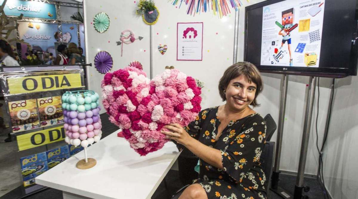 Feira Rio Artes Manuais / arte para todos, no Centro de Convenções Sulamerica, no Estácio. Quiosque do jornal O Dia Cida Mansur artista plastica. Rj 21 de marco.