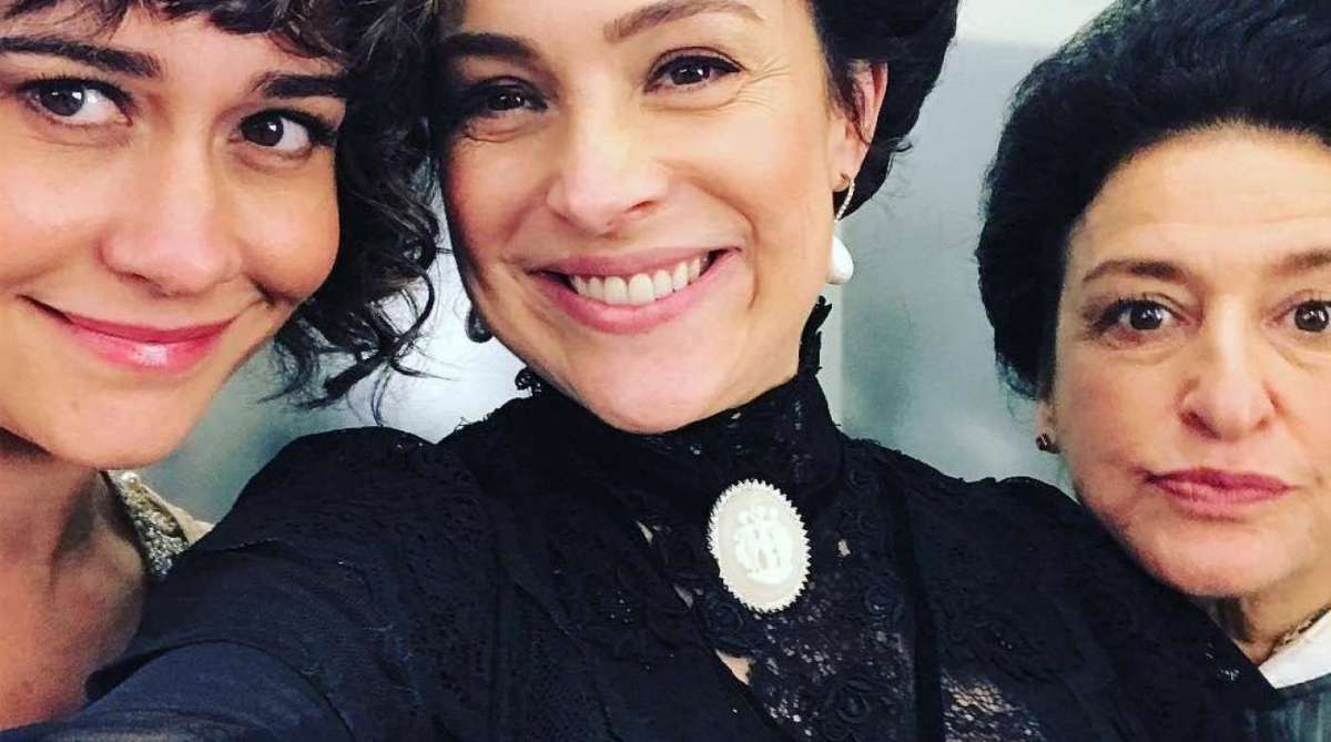 Alessandra Negrini (Susana), Gabriela Duarte (Julieta) e Grace Gianoukas (Petúlia) nos bastidores de 'Orgulho e Paixão'