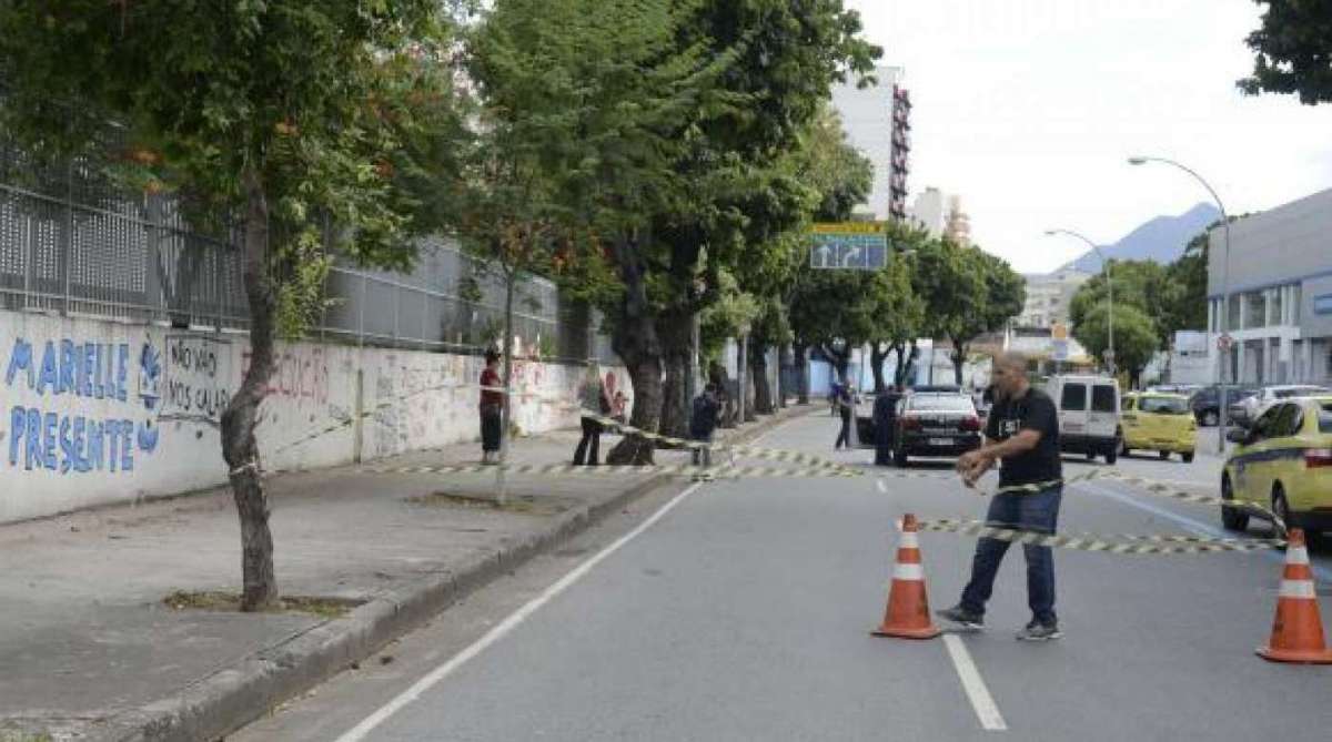 Delegacia de Homicídios faz levantamento de informações no local da morte de Marielle Franco e Anderson Gomes, no Estácio, região central do Rio