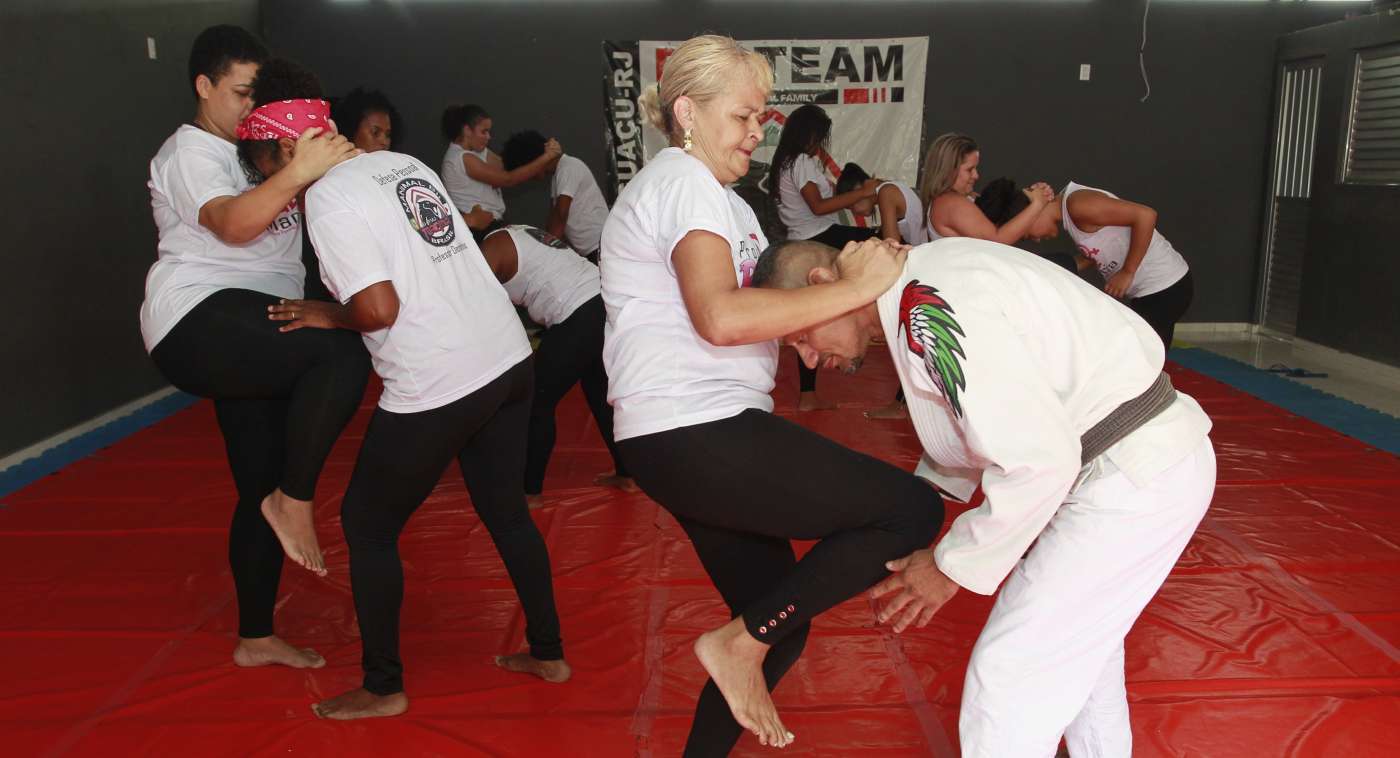 21/03/18- Baixada-  Reage Maria é um projeto de defesa pessoal que ajuda as mulheres vitimas de violência. Ele foi criado pelo mestre de artes marciais, Carlos dos Santos, o Dentinho. Bairro Austin. Foto de Maíra Coelho / Agência O Dia. Cidade, Baixada, Luta, Golpe, Defesa, Mulheres, Violência,