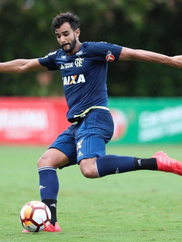 Henrique Dourado fez gol único no Moisés Lucarelli