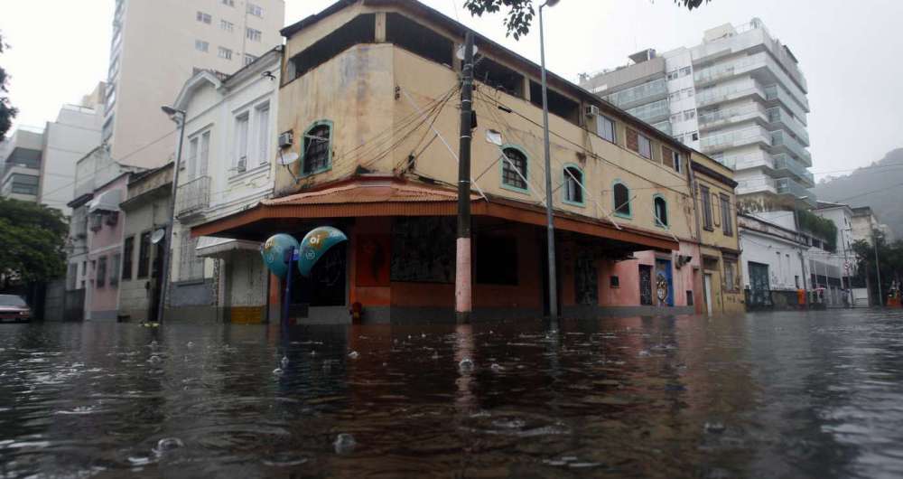 Praça Mauro Duarte esquina com Rua São Manoel, em Botafogo