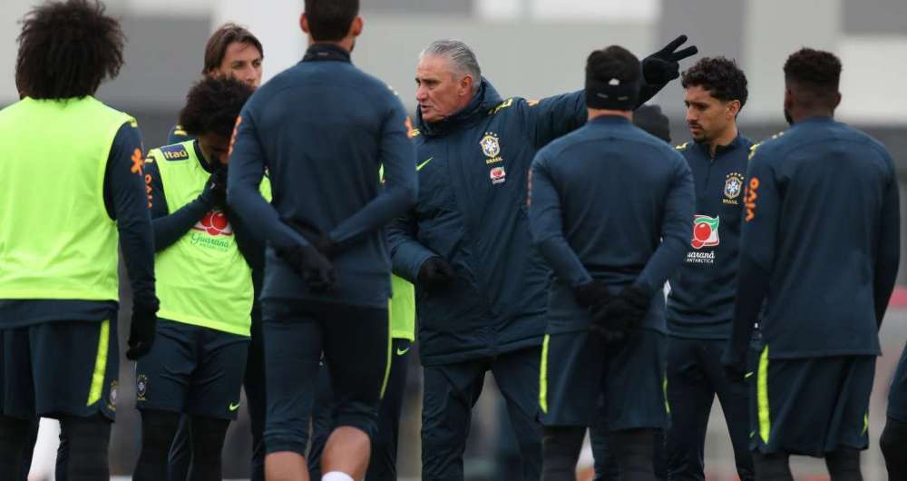 Tite orienta os jogadores no �ltimo treino antes do amistoso do Brasil