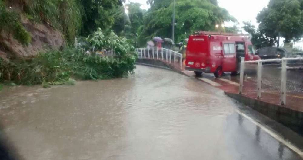 Deslizamento de terra na Avenida Niemeyer