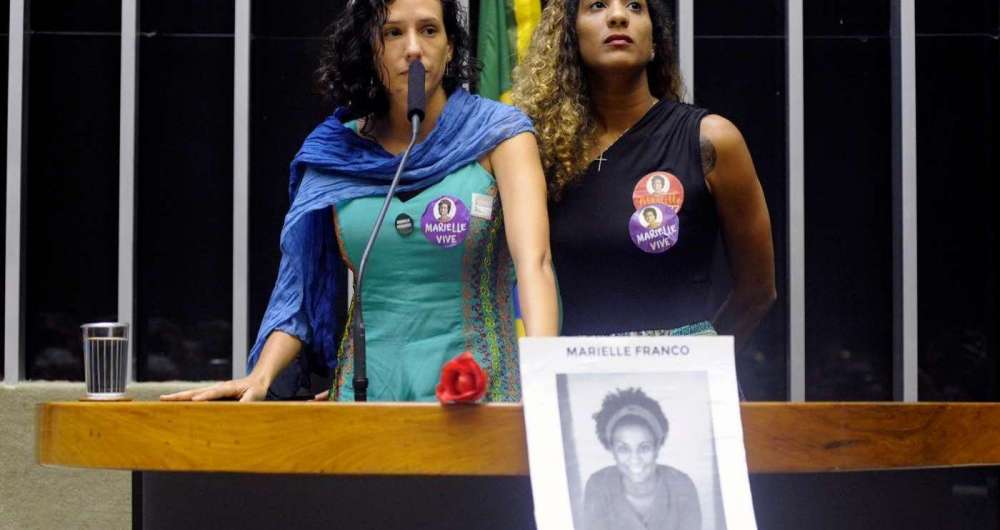 A companheira (� esquerda) e a irm� de Marielle Franco discursaram durante a sess�o em homenagem ao Dia Internacional do Direito � Verdade