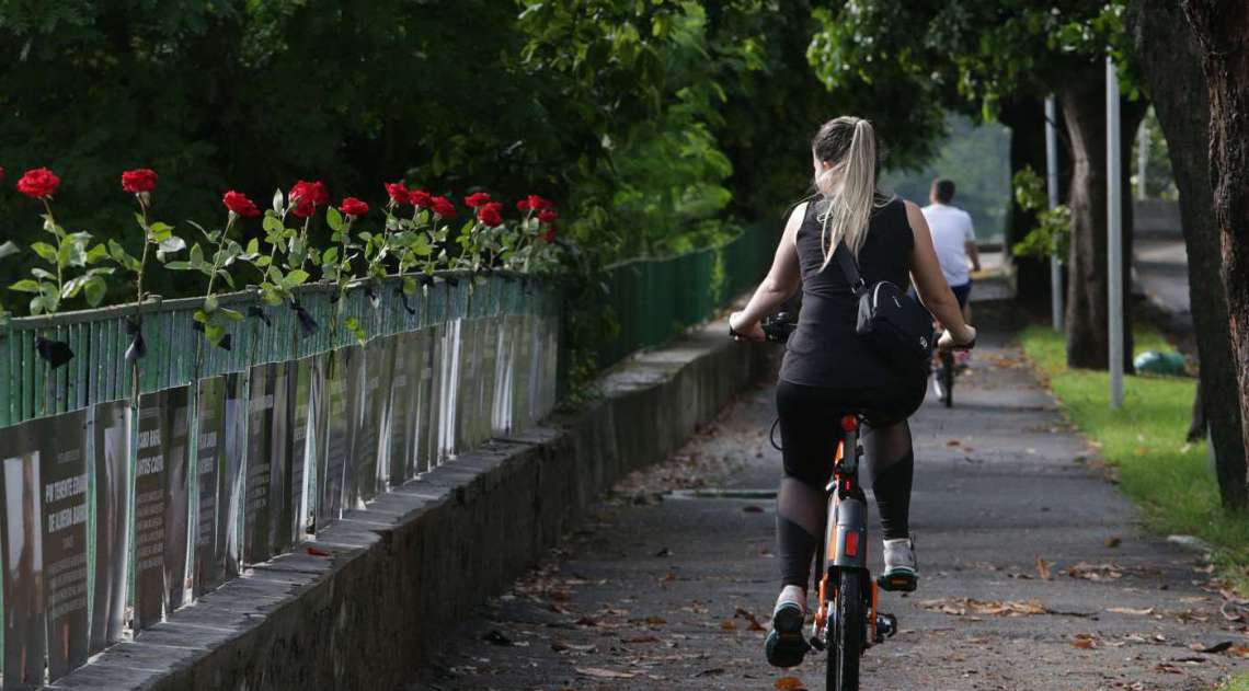 Rio de Paz presta homenagem com rosas e fitas pretas aos policiais mortos esse ano no Rio de Janeiro, na Curva do Calombo na Lagoa Rodrigo de Freitas, zona sul. Foto: Daniel Castelo Branco