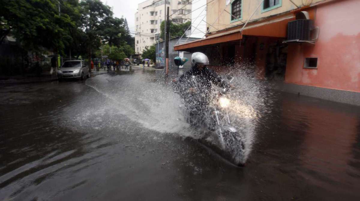 Praça Mauro Duarte com Rua São Manoel em Botafogo Zona Sul do Rio completamente alagada Foto Severino Silva Agencia O Dia