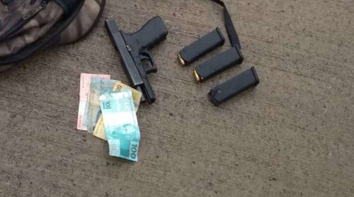 Com o bandido que morreu foi apreendida uma pistola Glock calibre .40 com três carregadores