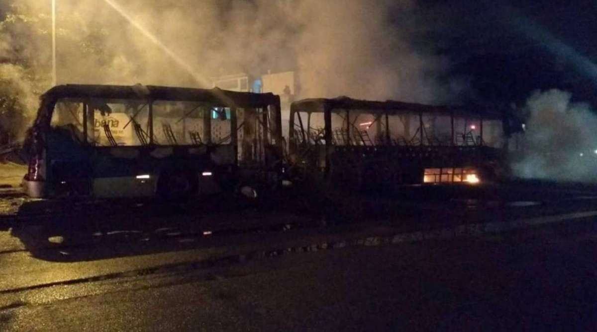 Ônibus do BRT TransOeste queimado